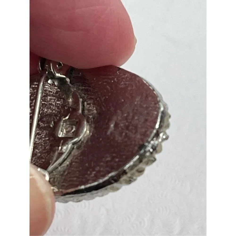 Vintage 70’s 80’s Victorian styled cameo brooch